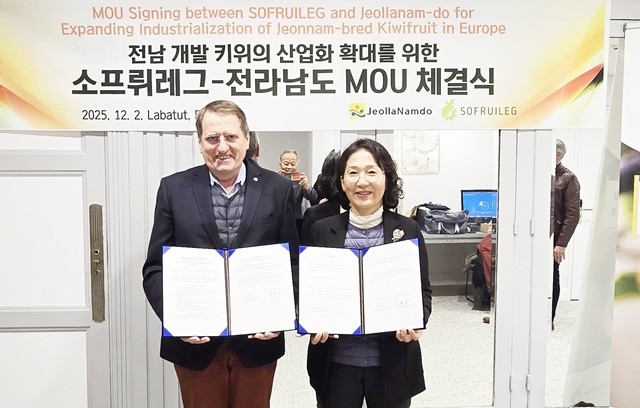 유럽 키위 전문기업인 소프뤼레그(대표 프랑수아 라피테)와 김행란 원장이 전남 키위 품종 유럽 산업화를 위한 업무협약을 체결했다