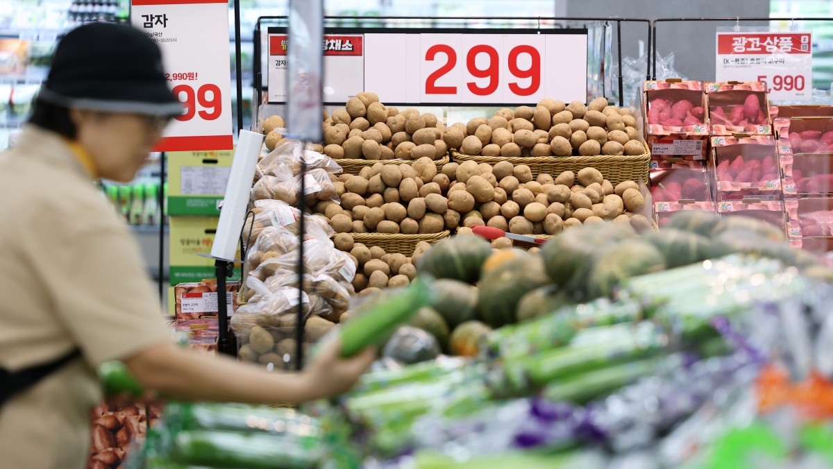 대형마트에서 장을 보는 시민들. 기사의 이해를 돕기 위한 사진 / 뉴스1