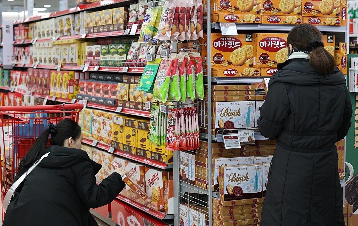 과자를 고르는 시민들 / 뉴스1