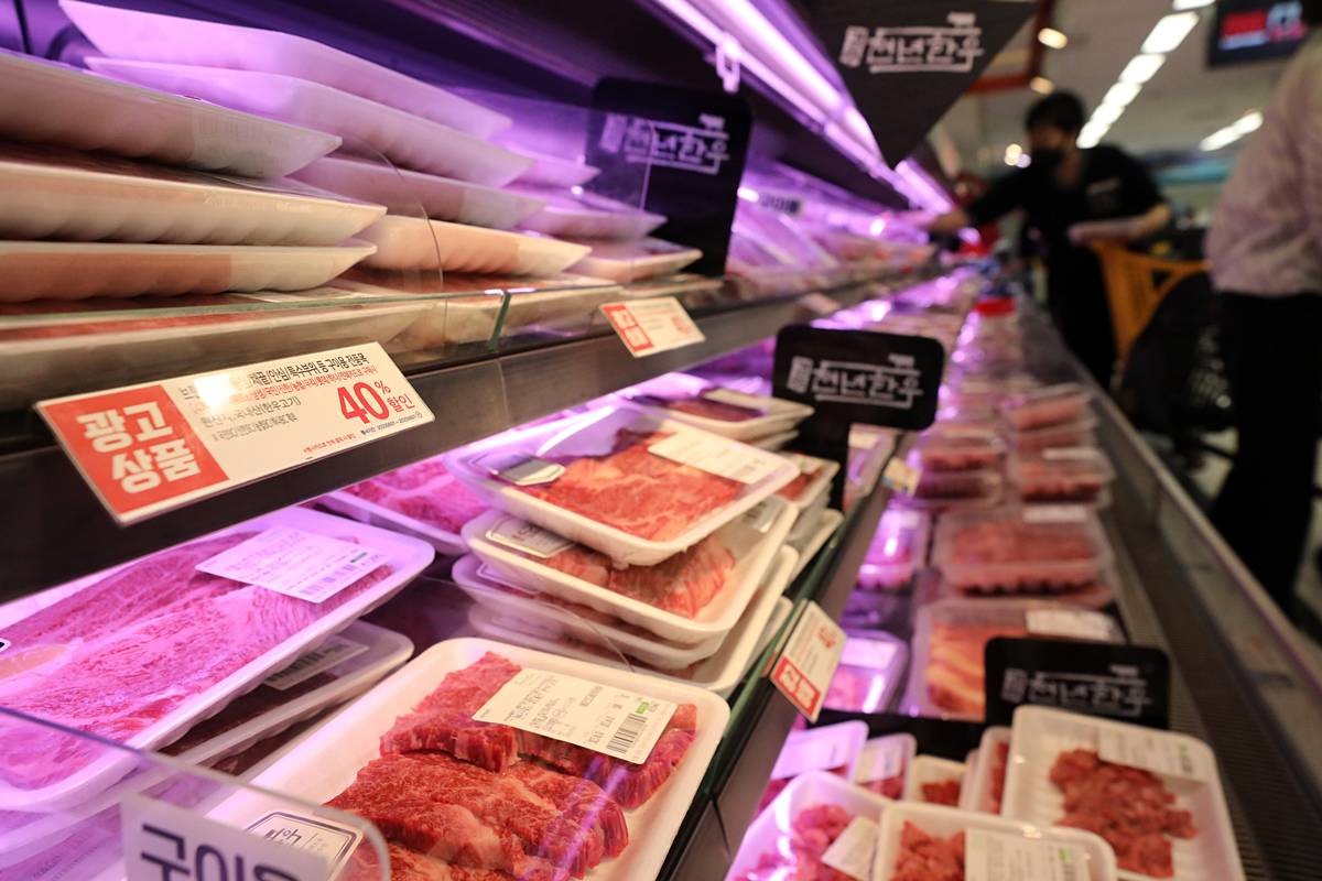 시민들이 고기를 살펴보고 있다 / 뉴스1