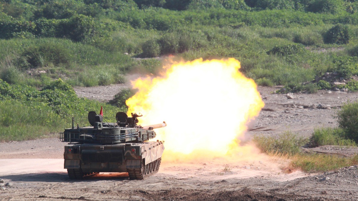 K2전차가 표적을 향해 포탄을 발사하고 있는 모습 / 육군 제공, 뉴스1