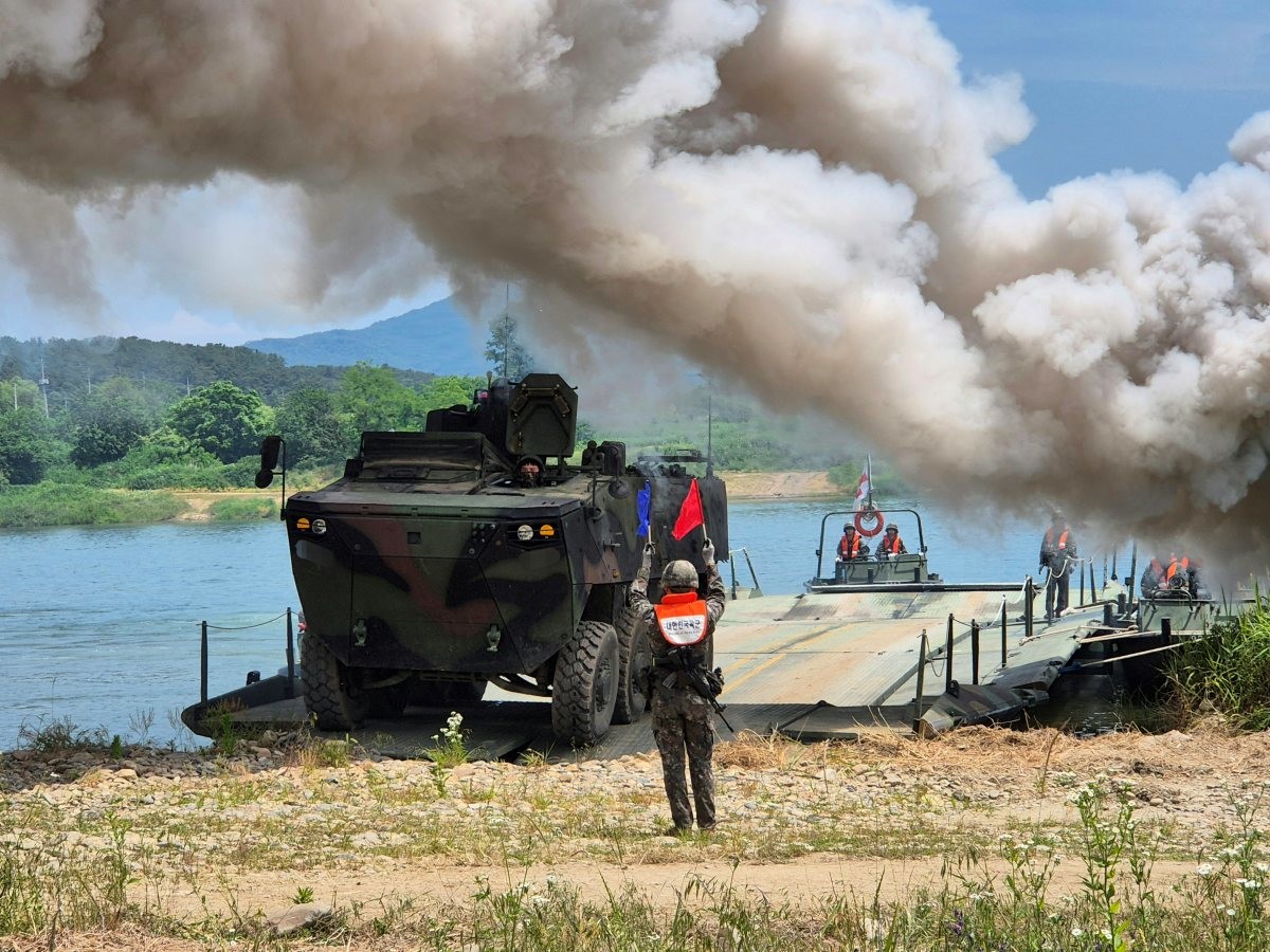 K808 장갑차가 문교를 이용해 도하하고 있다. / 육군 제공, 뉴스1