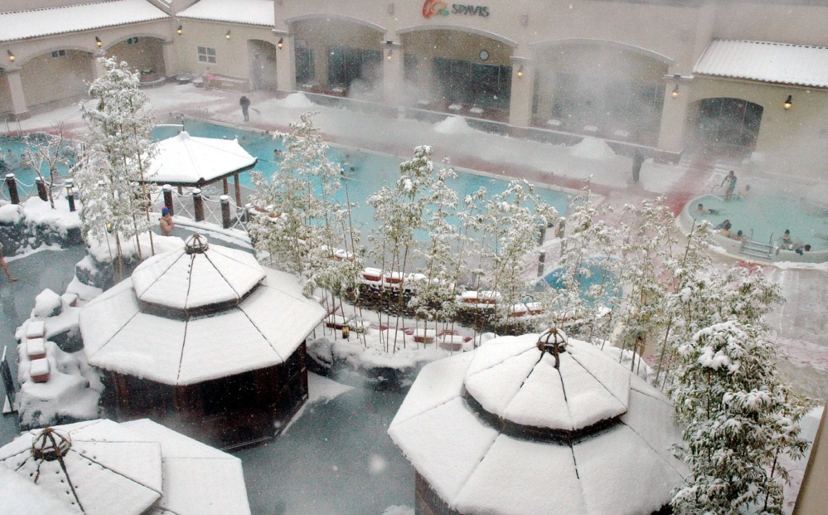 겨울철 흰눈이 쌓인 아산스파비스의 야외 온천풀 모습 / 아산시