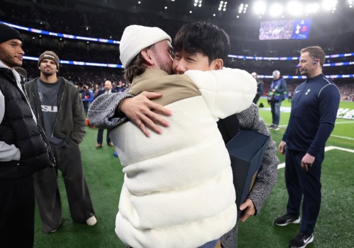 함께 뛰었던 동료들도 그라운드 옆에서 손흥민을 반겼다. / 토트넘 홋스퍼 인스타그램