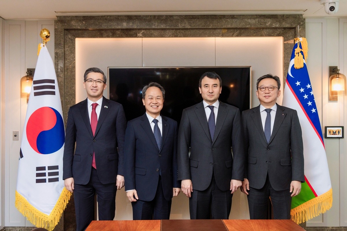 알리셰르 압두살로모프(왼쪽부터) 주한 우즈베키스탄 대사, 진옥동 신한금융그룹 회장, 잠시드 호자예프 우즈베키스탄 부총리, 정상혁 신한은행장이 행사 후 기념촬영을 하고 있다. / 신한금융그룹