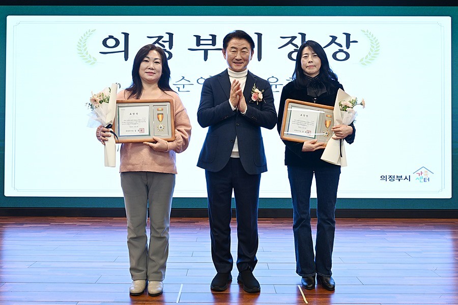 김동근 시장이 12월 9일 의정부시 가족센터의 ‘2025년 아이돌봄 지원사업 성과공유회’에서 우수 아이돌보미들에게 표창장을 수여한 뒤 함께 기념사진을 찍고 있다