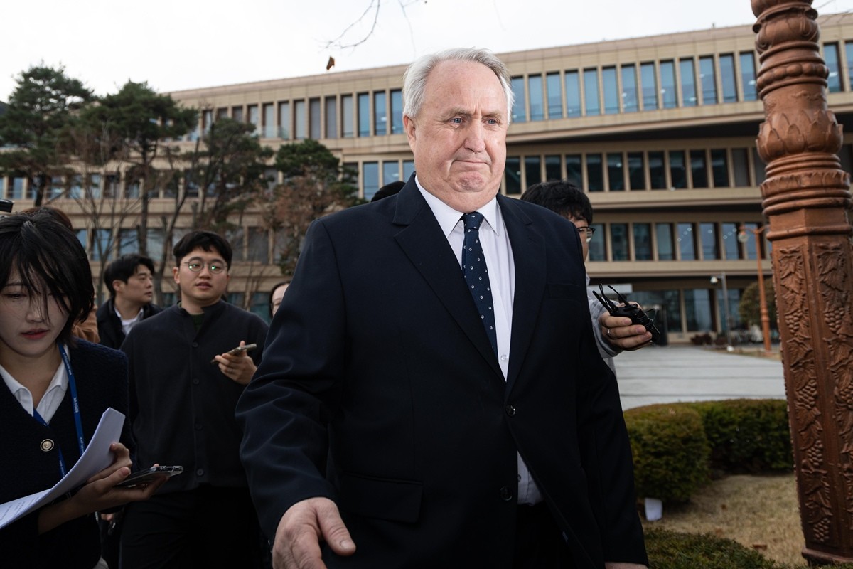 인요한 국민의힘 의원이 10일 서울 여의도 국회 소통관에서 의원직 사퇴 입장을 밝힌 뒤 기자회견장을 떠나고 있다. / 뉴스1