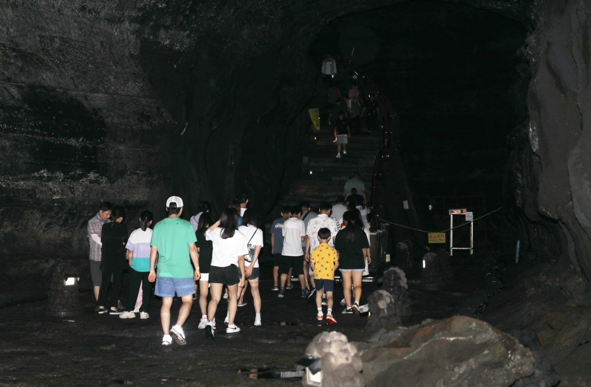 만장굴을 탐험하는 사람들의 모습이 담긴 자료사진. / 뉴스1