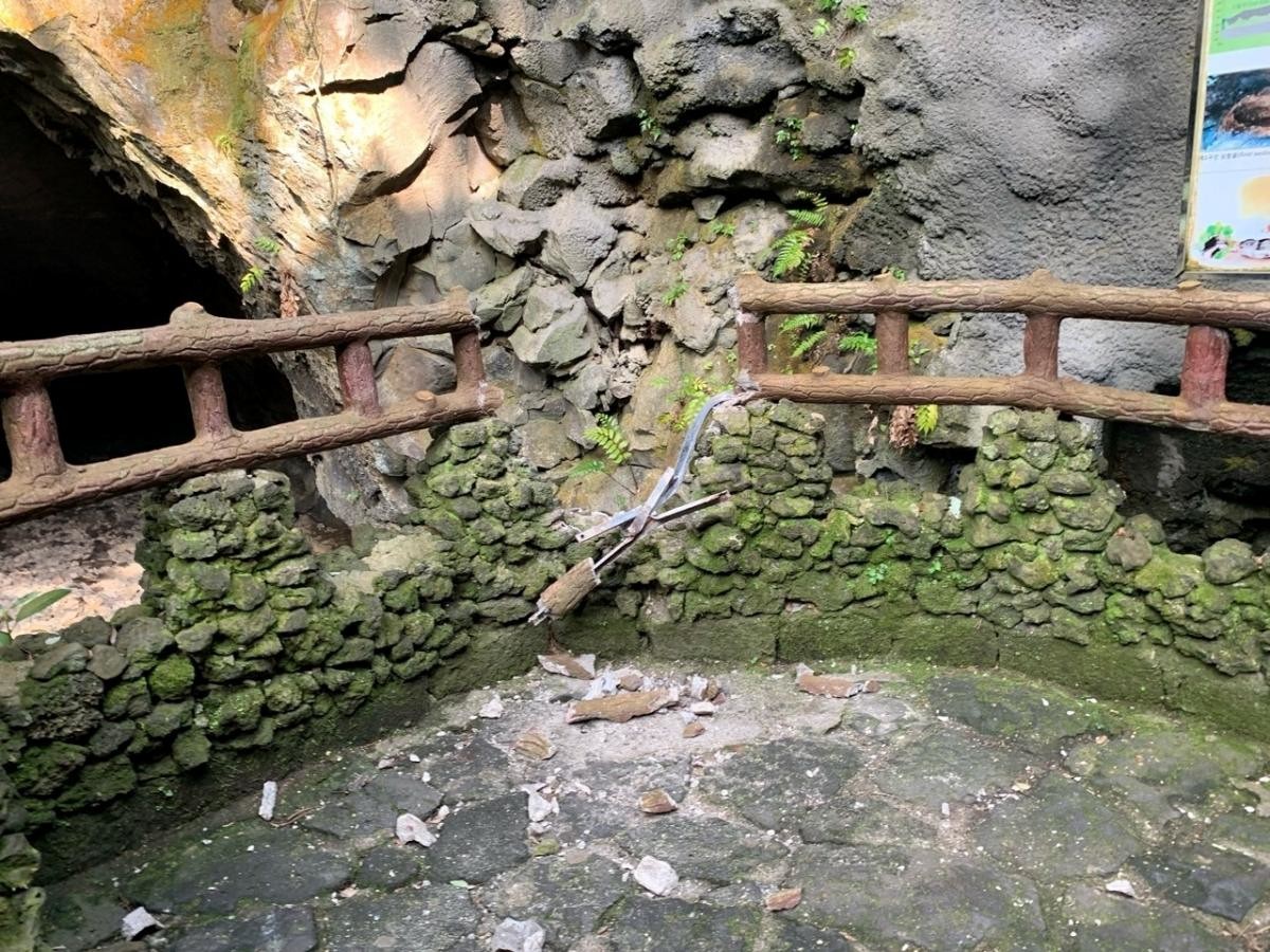 낙석으로 파손된 만장굴 탐방로 난간 모습의 자료사진. / 뉴스1