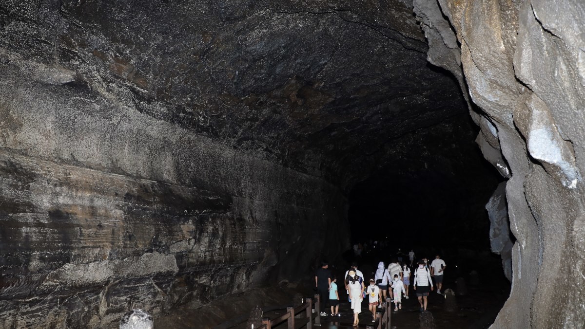 만장굴을 탐방하는 사람들의 모습이 담긴 자료사진. / 뉴스1