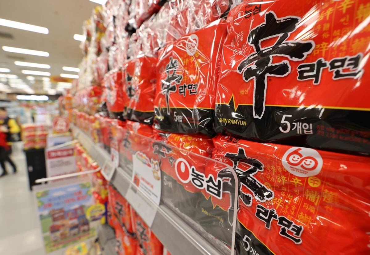 서울의 한 대형마트에 신라면이 진열돼 있다. / 연합뉴스