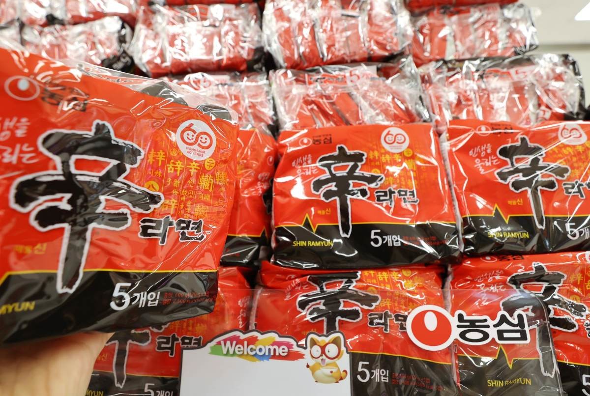 서울의 한 대형마트에 신라면이 진열돼 있다. / 연합뉴스