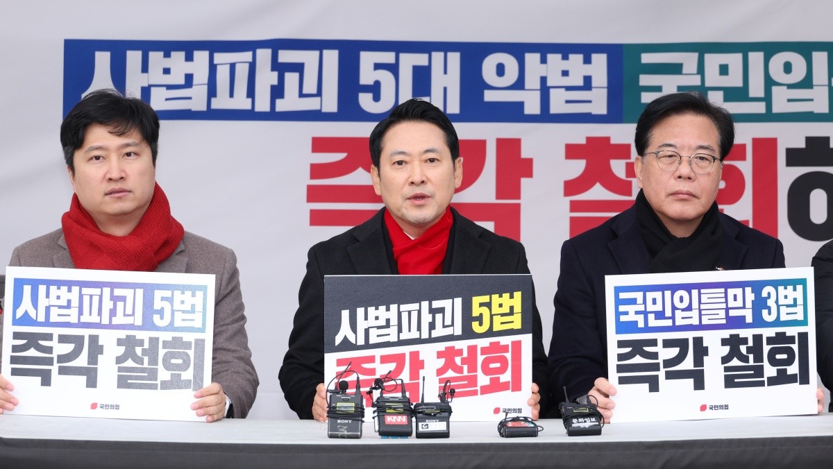 장동혁 국민의힘 대표가 10일 서울 여의도 국회 본관 앞에 마련된 8대 악법 저지릴레이 천막 농성장에서 발언하고 있다. / 뉴스1