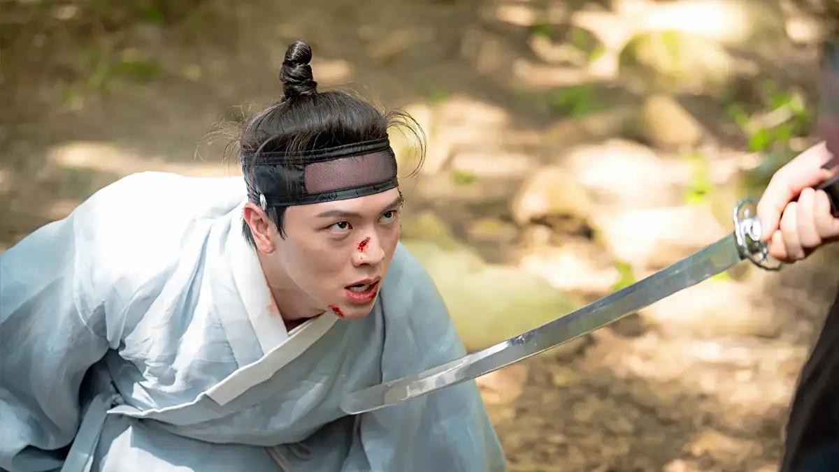 '귀궁'에서 1인 2역 선보인 육성재. / SBS 제공