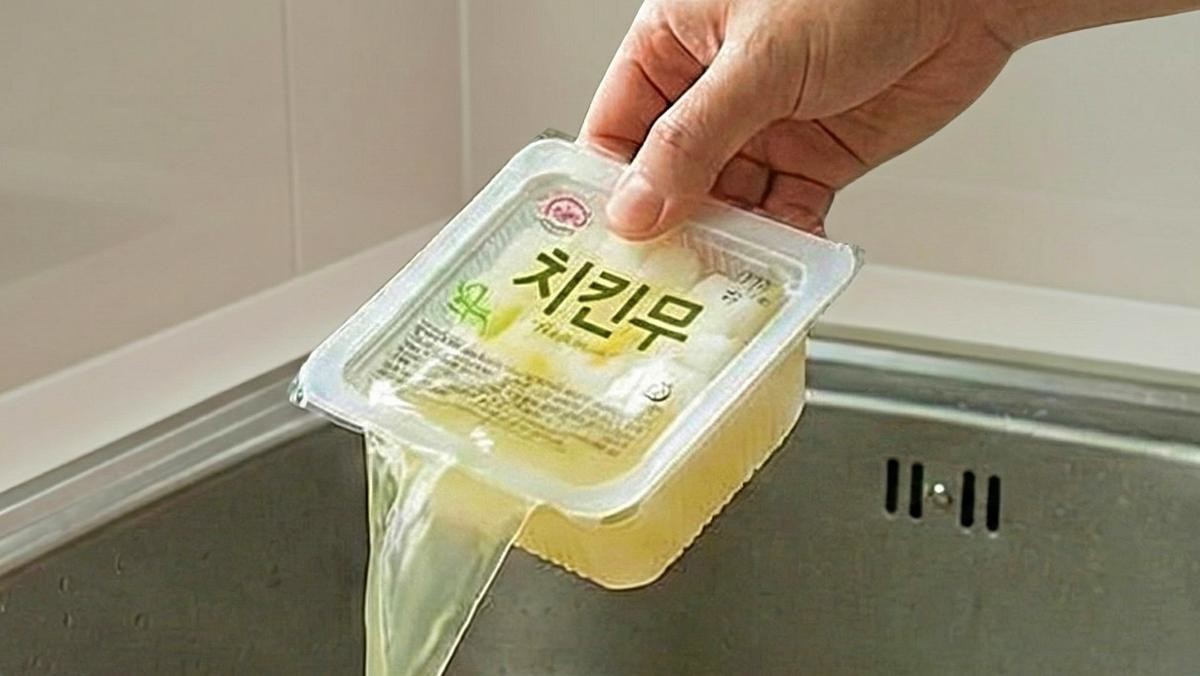 치킨무 버리는 모습. 기사 내용 토대로 제작한 자료사진.