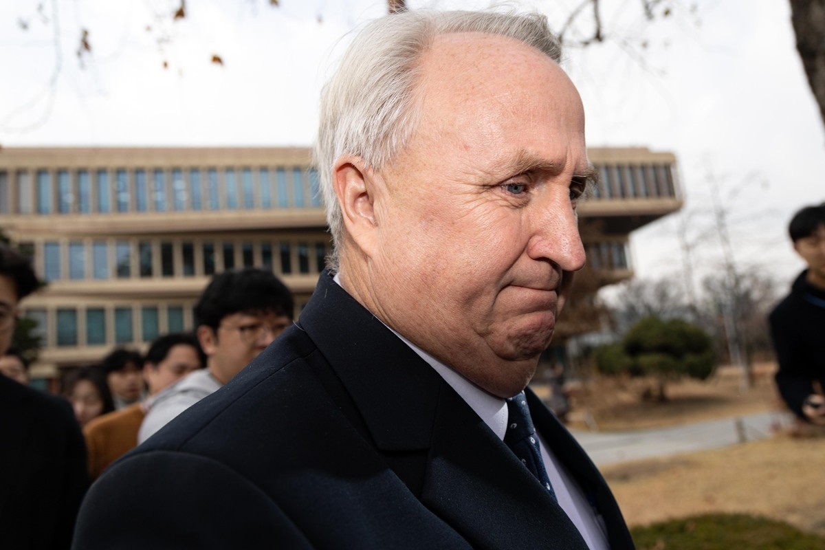 인요한 국민의힘 의원이 10일 서울 여의도 국회 소통관에서 의원직 사퇴 입장 표명 기자회견을 마치고 차량으로 향하고 있다. / 뉴스1