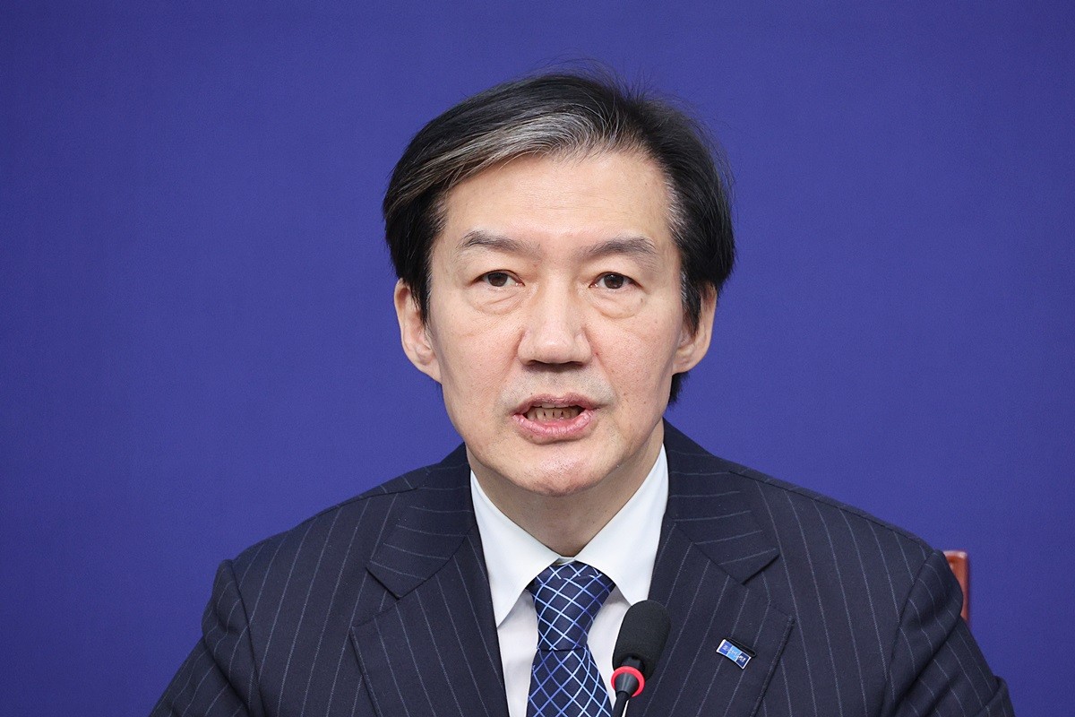 조국 조국혁신당 대표가 10일 서울 여의도 국회에서 열린 '끝까지 간다' 특별위원회 회의에서 발언하고 있다. 조국 대표는 이날     조국 대표는 '데시벨을 높여 소리치는 것만이 정치가 아니다. 쌀을 제대로 씻지 않고 밥을 지으면 돌을 씹다가 이가 깨진다'라고 강조했다.     / 뉴스1