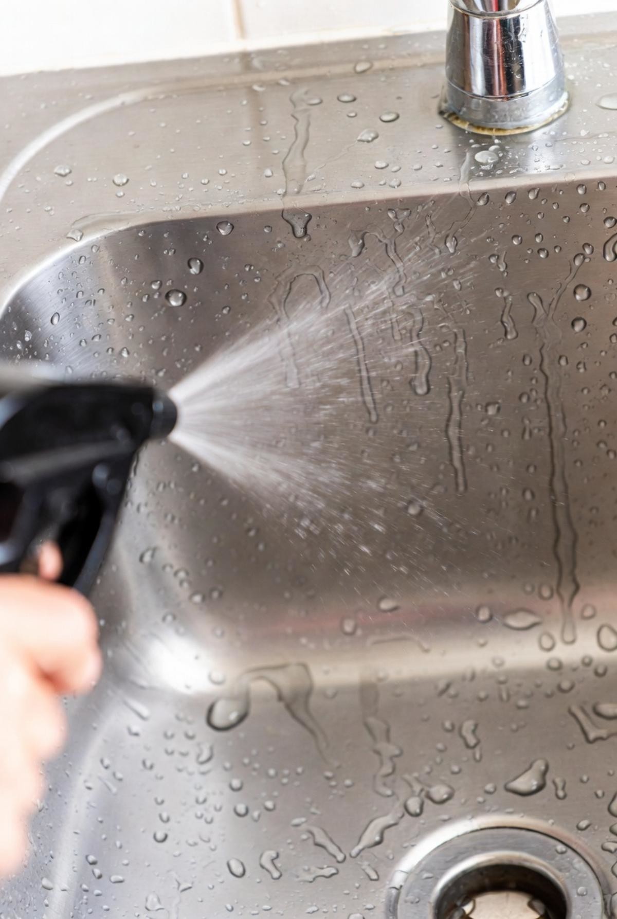 치킨무 국물로 싱크대 가볍게 청소하기. 기사 내용 토대로 제작한 자료사진.