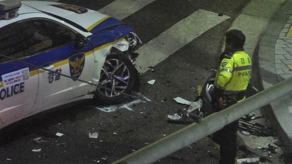 음주운전하다 순찰차 들이받은 10대 운전자 검거 현장 / 연합뉴스