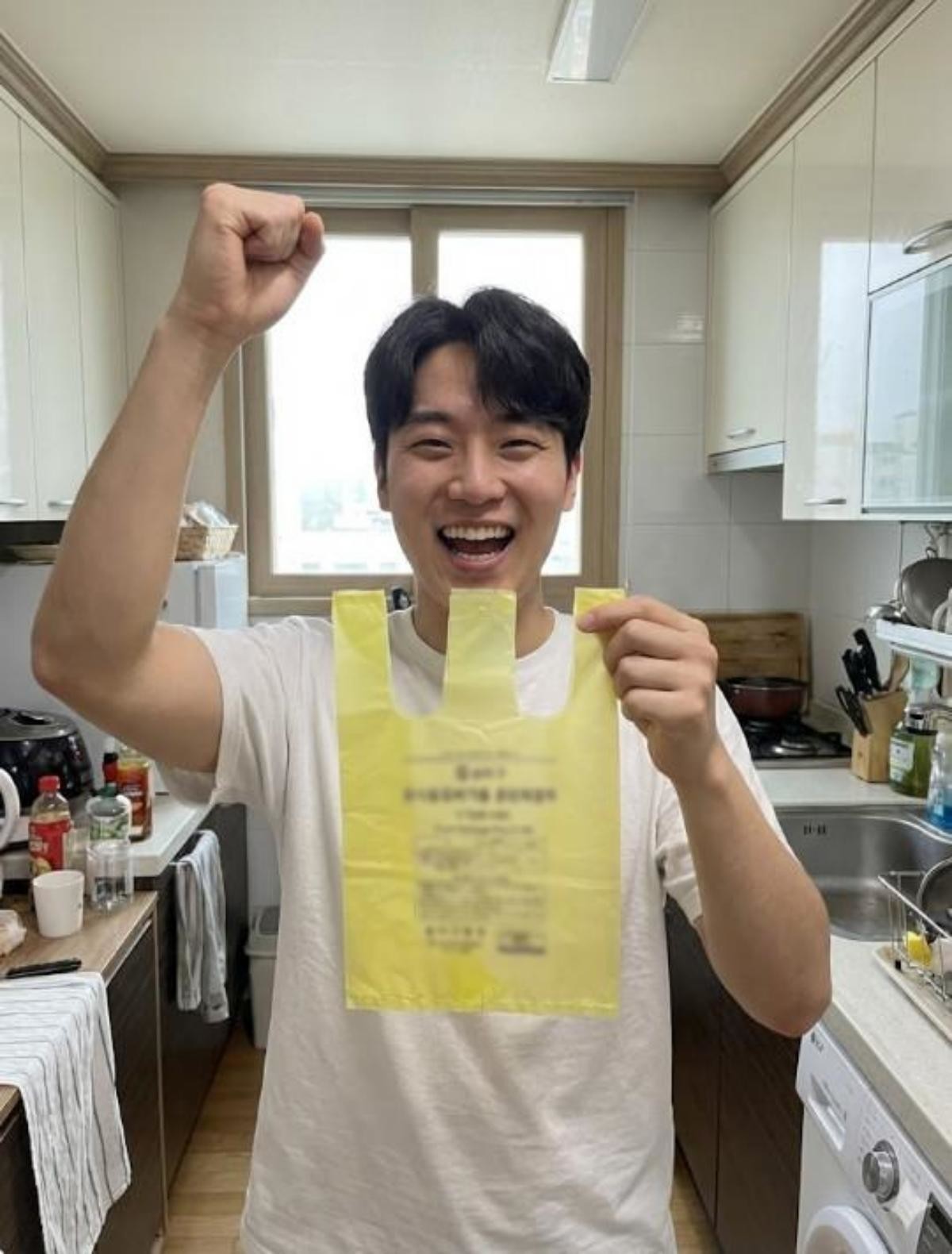 '0.6리터(ℓ) 음식물쓰레기 종량제 봉투' 등장에 기뻐하는 1인 가구 시민. 기사 내용 토대로 제작한 자료사진.