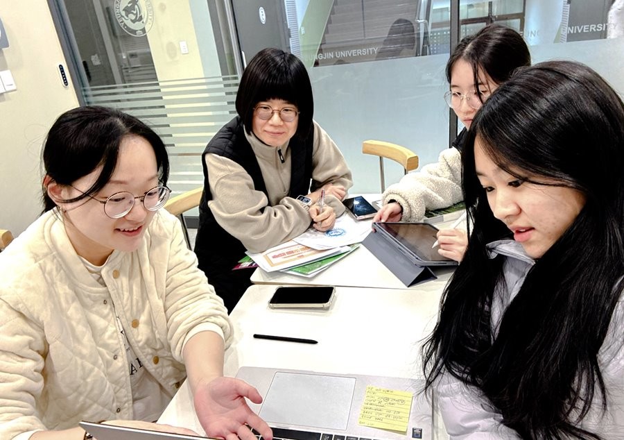 영진전문대 백호튜터링 최우수팀으로 선정된 간뽀단팀 활동을 하고 있다.  / 영진전문대 제공