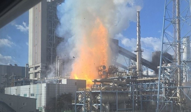한국서부발전 태안화력발전소에서 또다시 중대 사고가 발생했다. 2018년 故 김용균 씨 사망사고가 발생한 바로 그 현장에서, 7주기를 하루 앞두고 폭발·화재로 협력업체 노동자 2명이 중상을 입는 사고가 재발한 것이다. “서부발전은 변하지 않았다”는 비판이 다시 고개를 든다. / 사진=자료사진