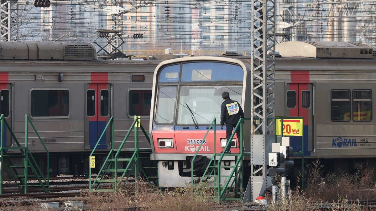경기 오산시 수도권 전철 1호선 서동탄역에 전동차가 세워져 있는 자료 사진 / 뉴스1