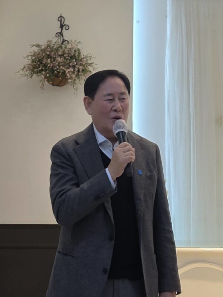 최경환 전 경제부총리가 영남대 경영행정대학원 최고경영자과정 원우를 대상으로 경북경제의 현실을 진단하고 재도약을 위한 구체적 해법을 제시하는 특강을 진행했다 / 최경환 사무실