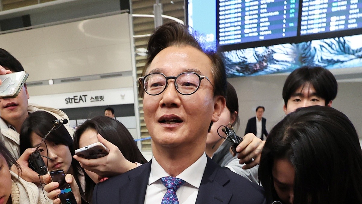 전재수 해양수산부 장관이 11일 '유엔해양총회' 유치 활동을 마치고 귀국하며 귀국하며 취재진 질문에 답하고 있다. 전재수 장관은 이날 사의를 표명했다. / 연합뉴스