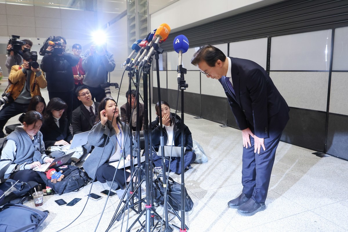 전재수 해양수산부 장관이 11일 '유엔해양총회' 유치 활동을 마치고 귀국하며 취재진에 인사하고 있다. 전재수 장관은 이날 사의를 표명했다. / 연합뉴스