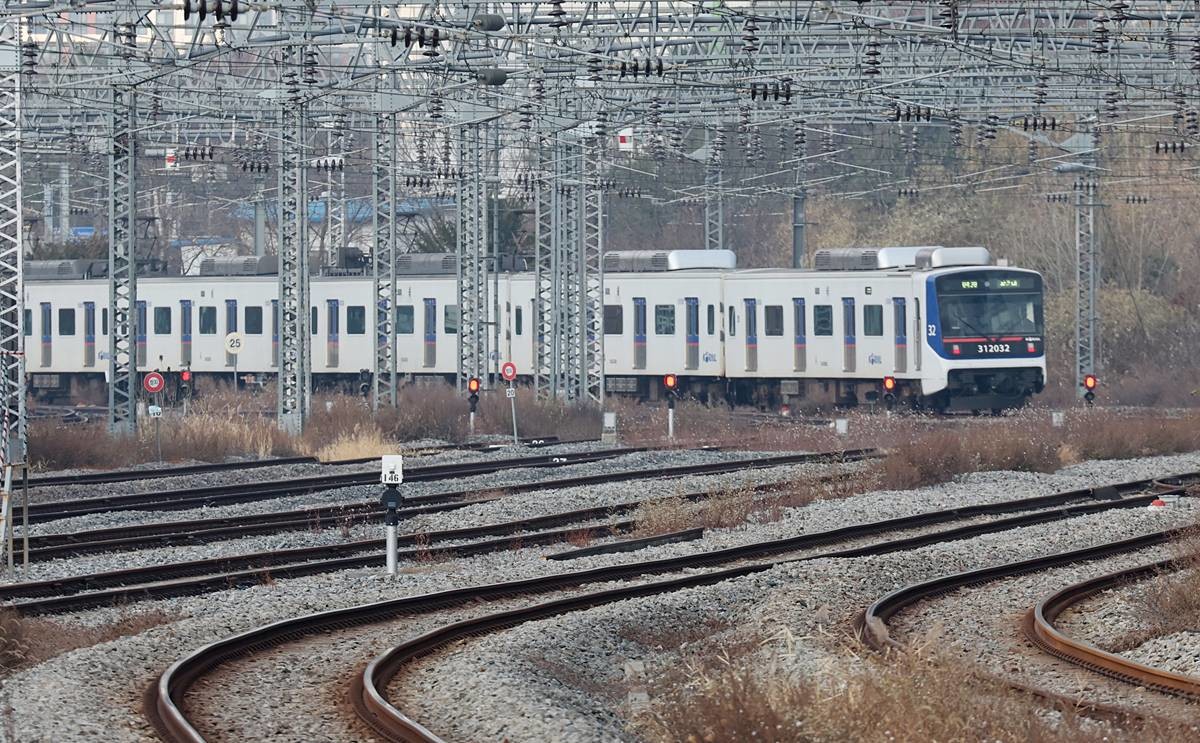 경기 오산시 수도권 전철 1호선 서동탄역에서 전동차가 출발하고 있다 / 뉴스1