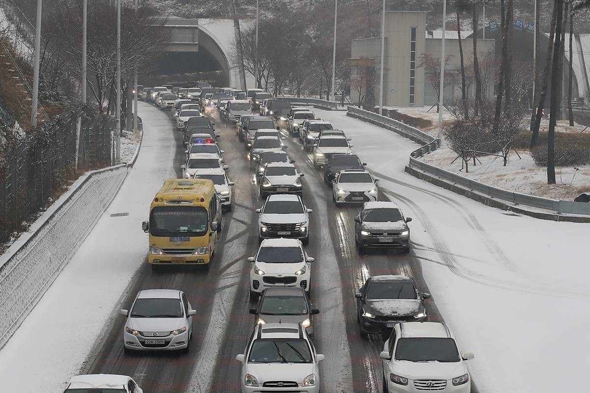 눈길 서행 / 뉴스1