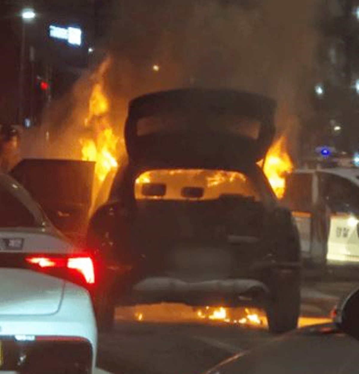 불이 난 차량 모습. 10일 오후 6시 5분쯤 인천시 서구 가좌동에 있는 도로에서 신호대기 중이던 소형 SUV 차량에서 화재가 났다. 당시 불로 인명피해는 없었으나 차량의 절반가량이 불에 탔다. / 연합뉴스