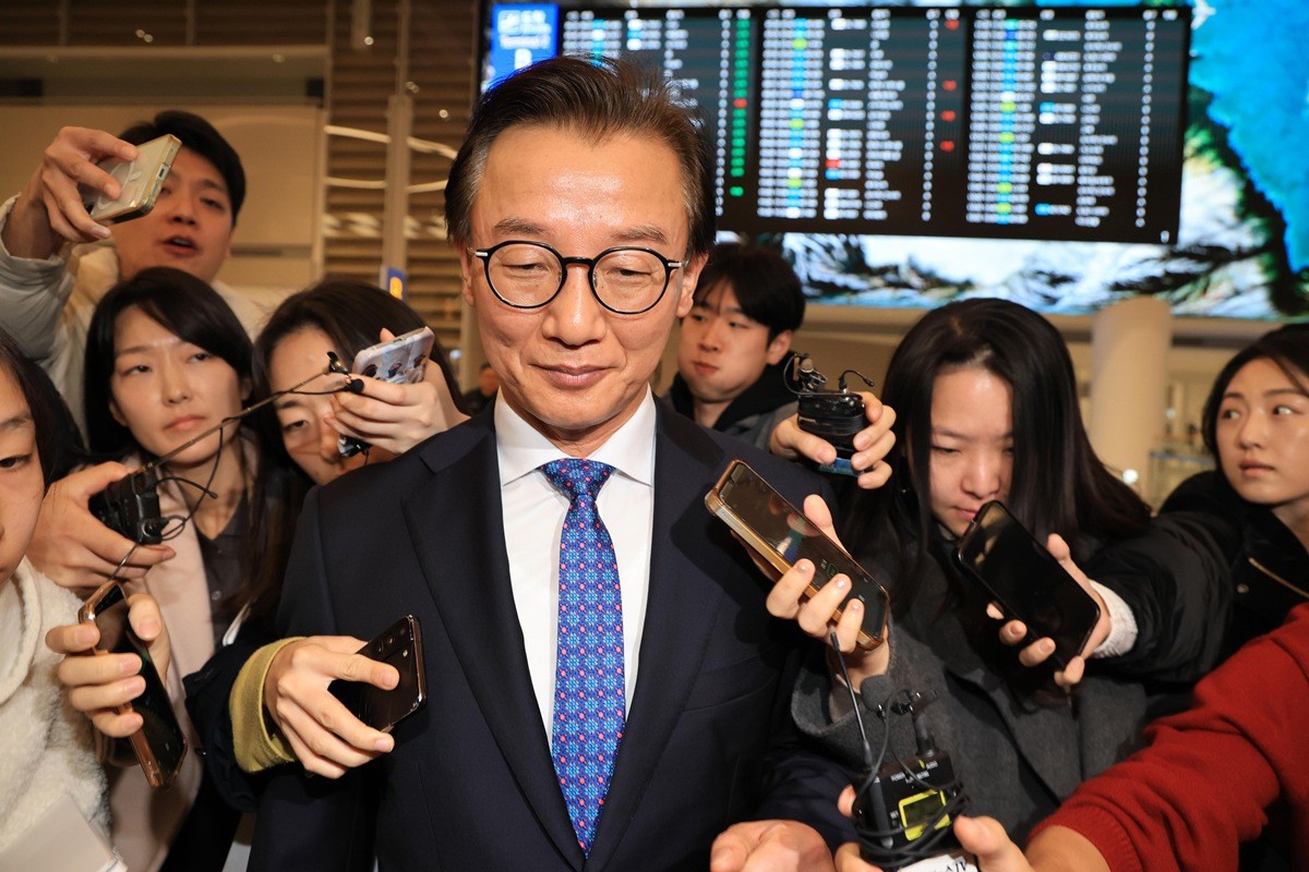 통일교로부터 금품을 수수했다는 의혹이 제기된 전재수 해양수산부 장관이 11일 오전 미국에서 인천국제공항 제2여객터미널을 통해 귀국해 입장을 밝힌 후 공항을 빠져나가고 있다. / 뉴스1