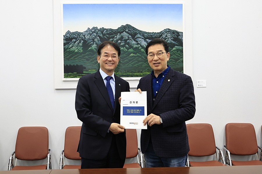 ‘특례시 지원 특별법’제정 건의문 전달 기념촬영_이동환 고양시장(왼쪽), 신정훈 국회 행정안전위원회 위원장(오른쪽)