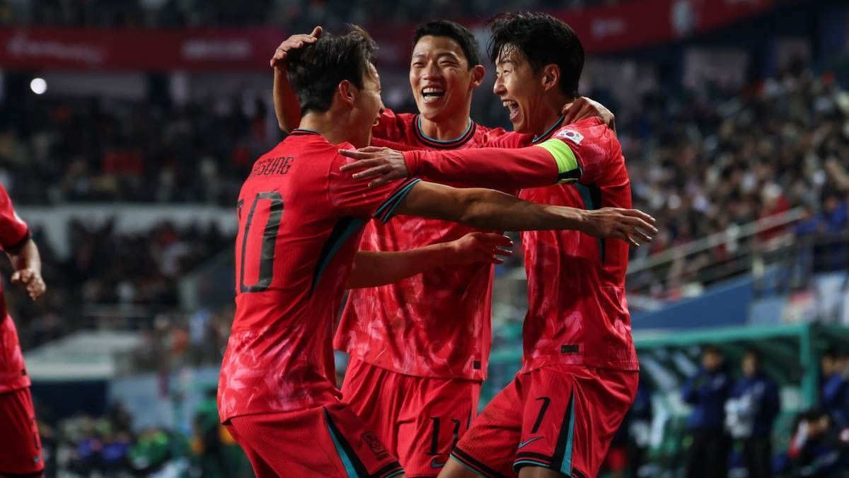 대표팀 이재성과 황희찬, 손흥민(왼쪽부터)이 지난달 14일 대전월드컵경기장에서 열린 볼리비아와의 A매치에서 득점을 자축하고 있다. / KFA