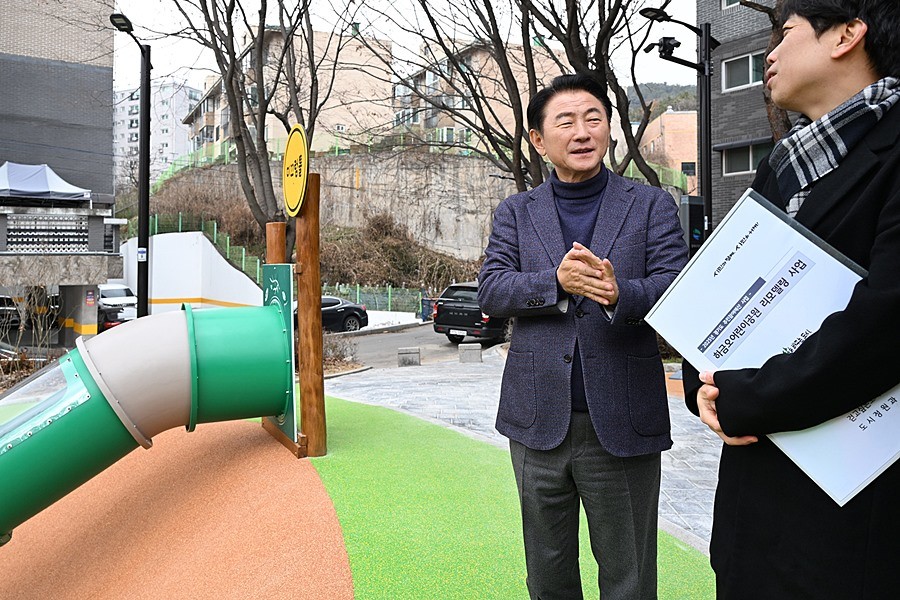 김동근 시장이 12월 10일 금오동 하금오어린이공원 리모델링 완료 현장을 점검하고 있다