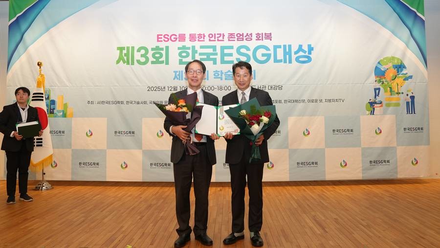 경상북도문화관광공사(사장 김남일, 사진 오른쪽)는 10일 사단법인 한국ESG학회가 주관한 「제3회 한국ESG대상」에서 공공기관 사회(S) 부문 대상을 수상했다/이하 공사