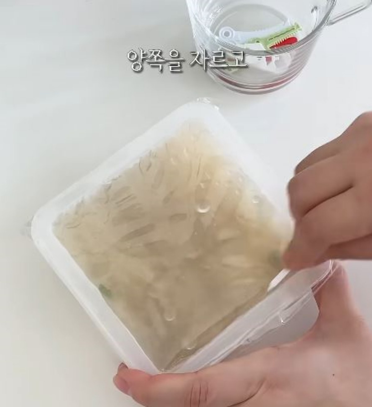 실링 포장을 배달 커터칼로 자르는 모습. / 유튜브 '봄집사'