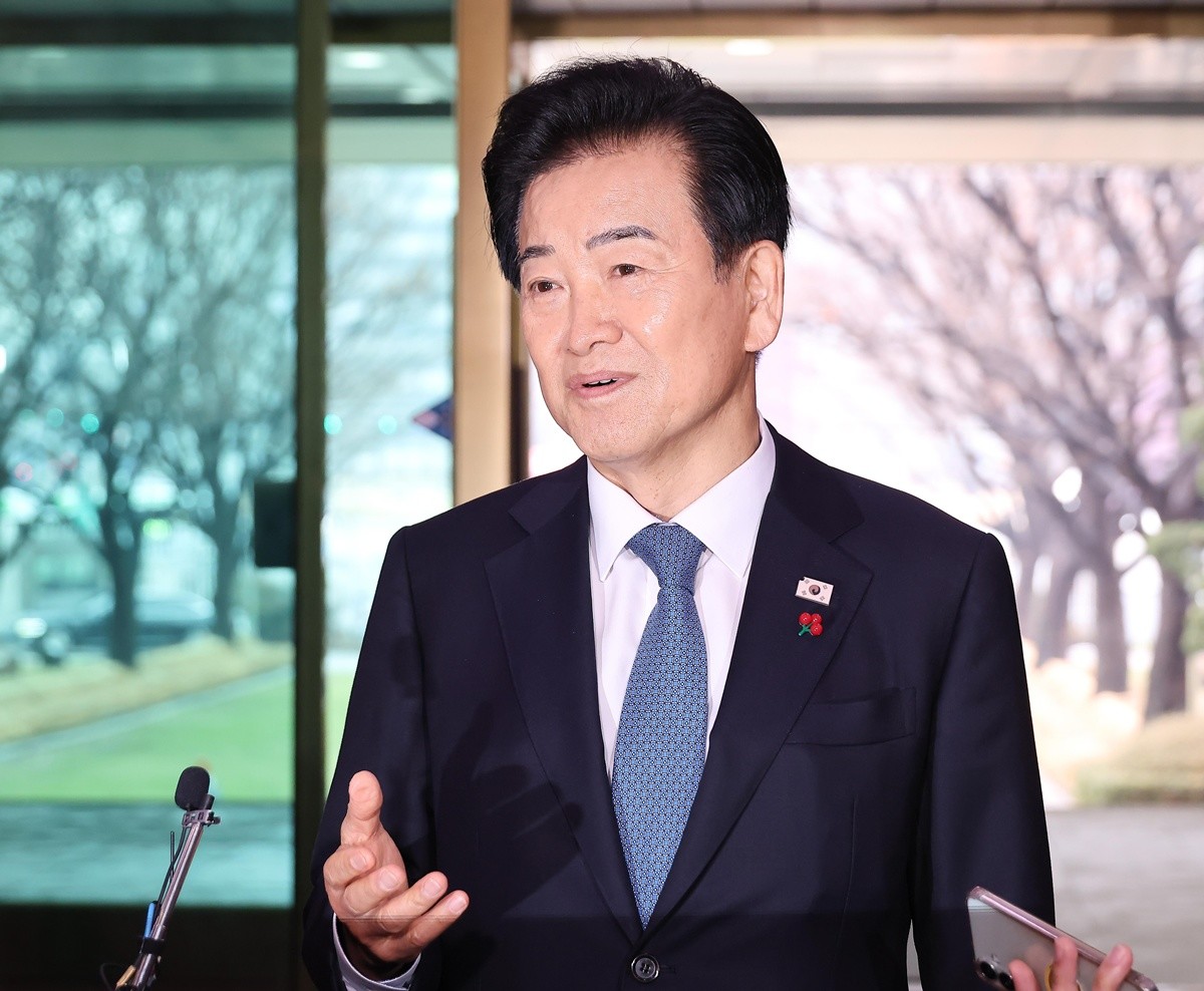 통일교 금품수수 의혹 당사자로 지목된 정동영 통일부 장관이 11일 오전 서울 종로구 정부서울청사로 출근하며 취재진의 질문에 답변하고 있다. / 뉴스1