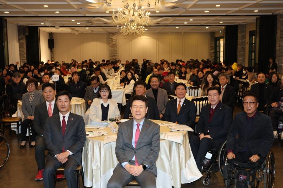 포항시장애인체육회 주관 ‘2025 포항시 장애인 체육인의 밤’ 행사가 지난 10일 라메르웨딩에서 개최됐다.