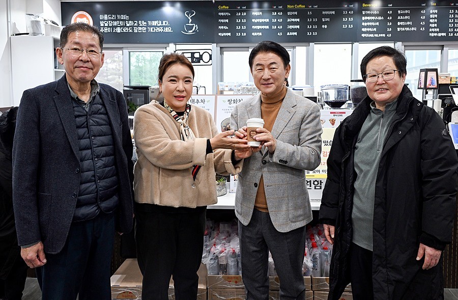 김동근 시장이 12월 11일 시청 내 아름드리카페에서 열린 ‘2025년 세움공동체 후원마당’에서 관계자들과 기념사진을 찍고 있다