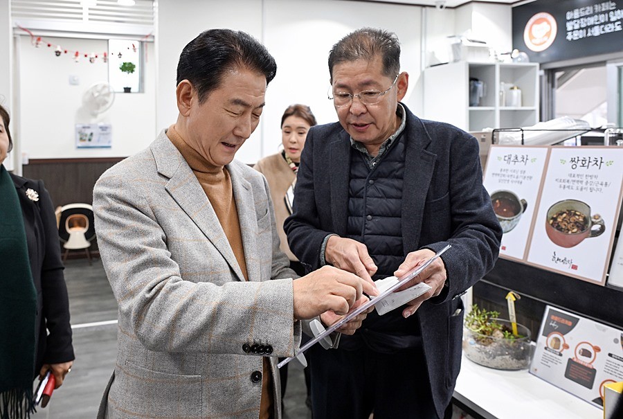 김동근 시장이 12월 11일 시청 내 아름드리카페에서 열린 ‘2025년 세움공동체 후원마당’에 참여해 식료품 목록을 살펴보고 있다