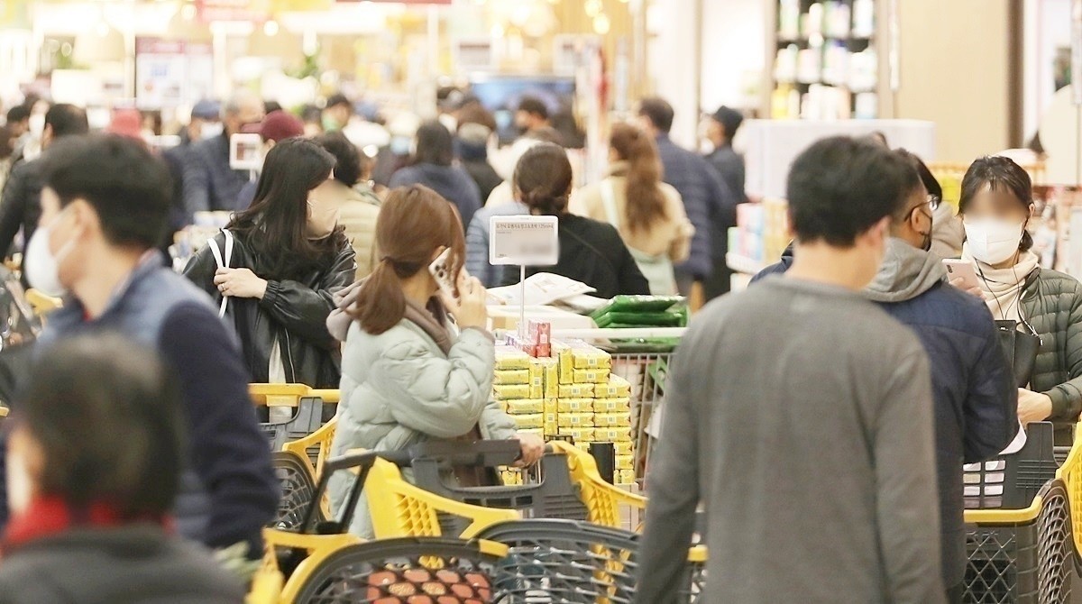 이마트 매장 모습. 기사 이해를 돕기 위한 자료 사진이다. 이마트가 '당근 & 고구마 무한담기' 행사를 진행한다. / 뉴스1