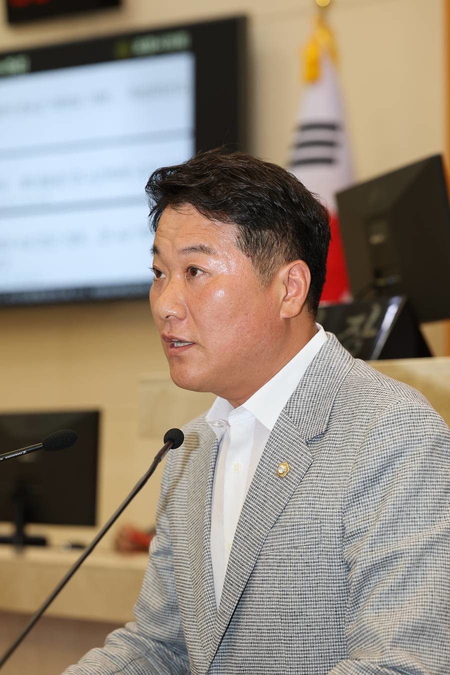 양윤제 포항시의회 예산결산특별위원회 위원장은 '산업 구조 전환과 지역경제 회복을 위한 마중물이 될 수 있도록 예산심사에 만전을 다 할 것'이라고 강조했다/포항시의회