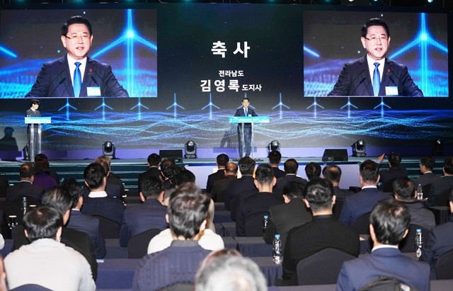 김영록 전라남도지사가 11일 신안 라마다호텔&씨원리조트에서 열린 ‘SK E&S 전남해상풍력1단지(96MW) 준공식’에 참석해 인사말을 하고 있다.