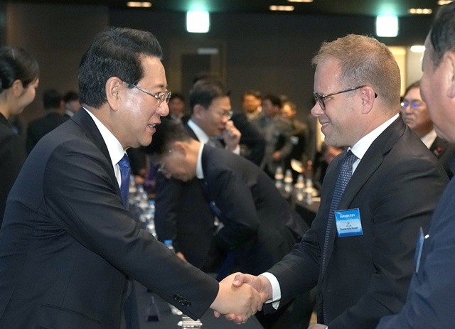 김영록 전라남도지사가 11일 신안 라마다호텔&씨원리조트에서 열린 ‘SK E&S 전남해상풍력1단지(96MW) 준공식’에 참석해 주요내빈과 인사를 나누고 있다.