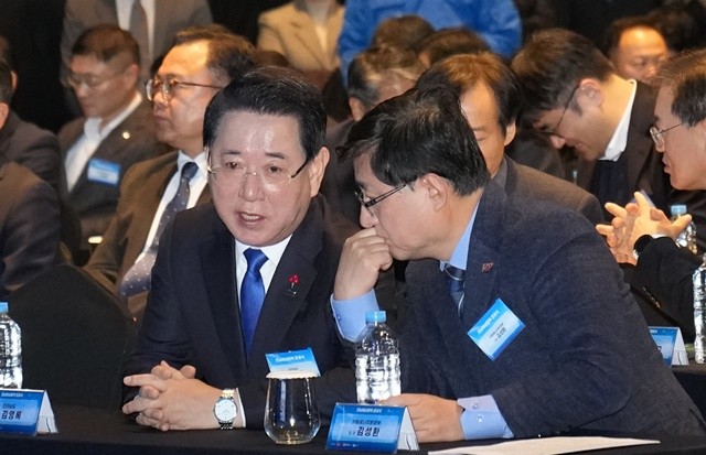 김영록 전라남도지사가 11일 신안 라마다호텔&씨원리조트에서 열린 ‘SK E&S 전남해상풍력1단지(96MW) 준공식’에 참석해 김성환 기후에너지환경부 장관에게 전남 주요 현안 사업을 건의하고 있다.