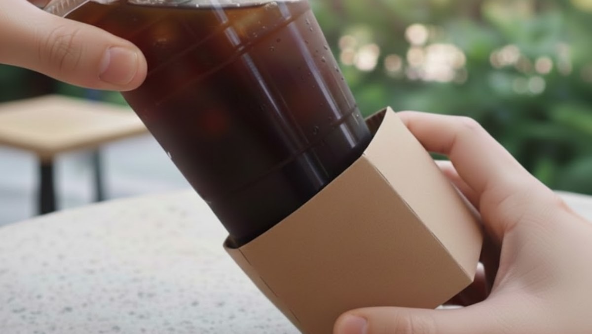 컵홀더를 거꾸로 끼우는 모습. AI가 생성한 자료사진.