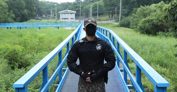 경기도 파주시 판문점 도보다리 앞에서 군인이 근무를 서던 모습. 기사 속 인물이 아닙니다. / 뉴스1